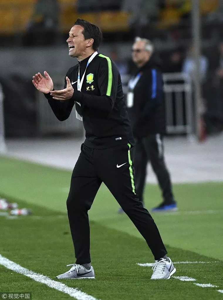 瓯越雪豹队鏖战海滨暴熊队，篮球联赛小胜，替补奇兵立功。锋线火力回暖(瓯海区篮球协会致力瓯海篮球发展)